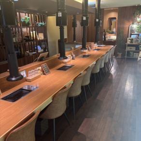 ≪カウンター席≫木と緑を基調とした、まるでカフェのような落ち着いた空間をご用意しています。全18席のカウンター席は、お一人でも気兼ねなく、ゆったりと食事を楽しめるのが魅力です。リラックスしたひとときをお過ごしいただけますので、デートや普段のお食事にもぴったりです♪ぜひご利用ください！