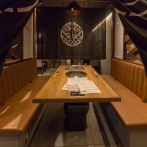餐桌座位：7张桌子，每张桌子可容纳4人。