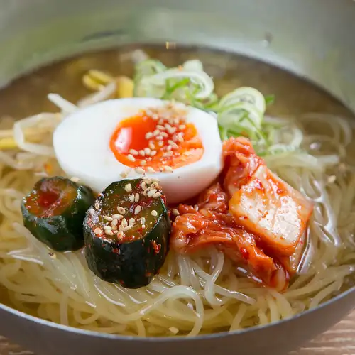 【〆に◎】酸味と唐辛子の辛味が癖になる！　盛岡冷麺　803円（税込）