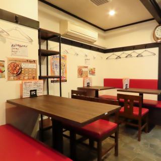 【テーブル席】4名様が座れるお席は、会社帰りに同僚とのちょっとした飲み会にぴったりです。本ねり天のおまかせ盛りを囲みながら、お酒をお楽しみください◎