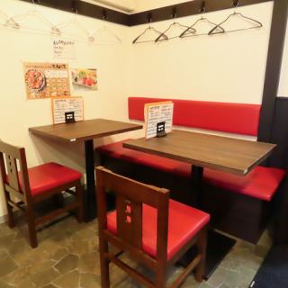 【テーブル席】4名様掛けのテーブルをデートでのご利用もできます。余裕のあるお席でお食事と会話をお楽しみいただけます◎また趣味仲間との懇親会にもおすすめです！