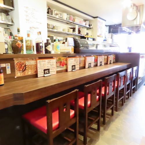 【カウンター席】お一人様でのご利用大歓迎です！会社帰りの晩酌や0次会、飲み会後の飲み足りない時など、シーンを選びません！お気軽にお越しください♪