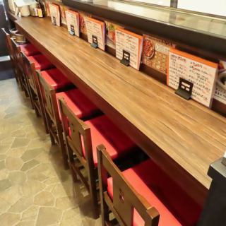 【カウンター席】デートやサシ飲みにおすすめのお席です。余裕のある席配置はじっくりと語りたい時などにもぴったりです！