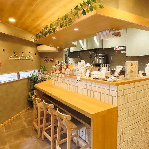 【落ちつけるご褒美空間】当店はカウンターのお席を3席ご用意しております。お一人でのご利用やカップルでご来店の際にぴったりです。店内はナチュラルな空間づくりにこだわり、おいしいコーヒーを飲みながらゆったりとお過ごしいただけます。