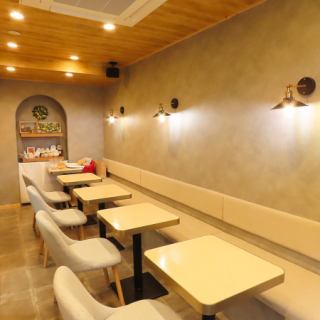 2名様用のテーブル席が4卓あり、少人数でご利用のお客様に最適です！フクロウのぬいぐるみが店内のかわいらしさを演出します★