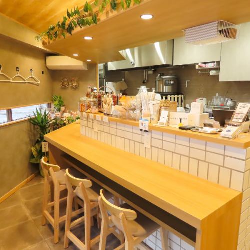 フクロウが特徴のアットホームな店内には、カウンター席を3席ご用意しており、おひとり様でも気軽にお楽しみいただけます。