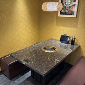 [Sofa seating for 4 people] Our restaurant is also equipped with sofa seating, so you can relax and enjoy your meal with your family, friends, or friends at a girls' night out.