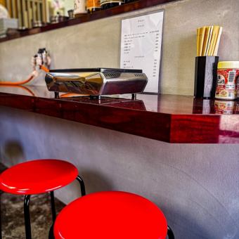 ２名がけのカウンター席。デートってより、上司と部下？先輩後輩がはまるカウンター。いちゃつくなよ。