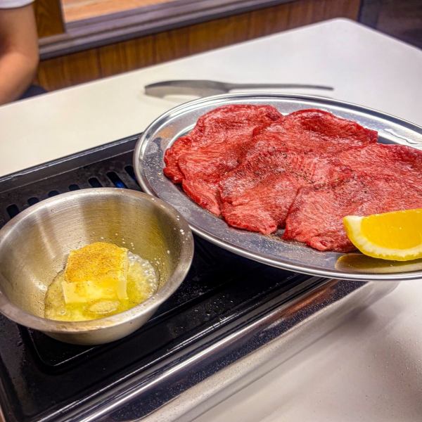 にんにくバターをつけて食べる牛タン