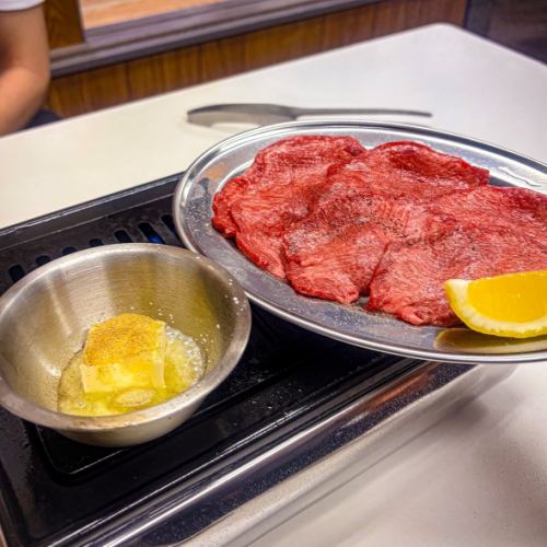 にんにくバターをつけて食べる牛タン