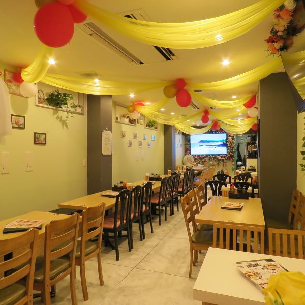 当店のテーブル席は、4名様掛けが3つ、6名様掛けが8つと、様々な人数に対応可能です。大人数での賑やかな集まりでも、少人数での落ち着いた食事でも、心地よいアットホームな空間の中、友人や家族と一緒に美味しい料理を囲んで、リラックスしながら楽しいひとときをお過ごしいただけます。