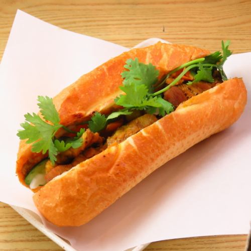 【ベトナム料理代表】パリパリの皮とジューシーな豚焼肉が絶妙！バインミー790円（税込）