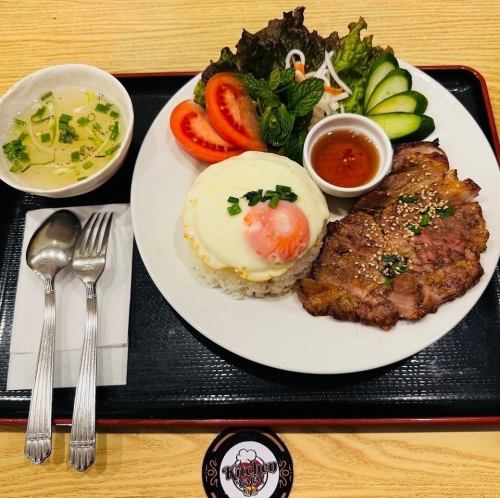 【ベトナム南部の本場の味】特製豚焼きセット1190円（税込）で至福のひとときを。