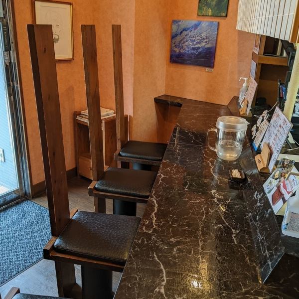 We have counter seats that are ideal for one person.Please stop by on your way home from work and enjoy your meal while drinking alcohol.There are also table seats, so please use them when you want to relax.Various banquets are also welcome ♪