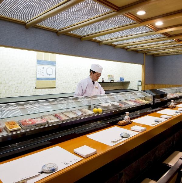 新鮮なネタで握る寿司と日本酒が、大切な人との時間を彩ります。