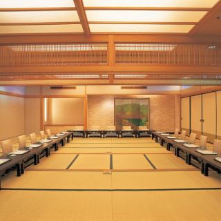 The hall on the 3rd floor.It can accommodate up to 40 people, and has karaoke facilities, so it can be used not only for banquets such as year-end parties, but also for ceremonies and legal affairs.