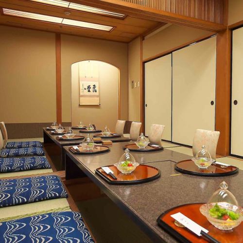 There are 4 private rooms for 6 people, which can be used by up to 12 people by removing the sliding doors.
