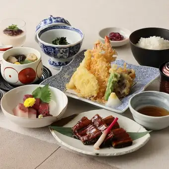 烤鰻魚、天婦羅和刺身套餐