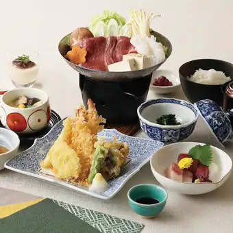 牛肉壽喜燒火鍋和天婦羅刺身套餐