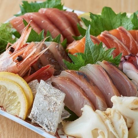 Superbly fresh seafood menu at popular prices! We also have a variety of special items that go well with sake!