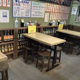 我们有四张桌子，每张桌子可坐四个人，非常适合小型聚会或宴会。我们舒适宽敞的座位非常适合各种场合，从与好友的轻松聚会到下班后的聚会。与大家一起享受热闹友好的时光，同时品尝美味的酒吧美食！