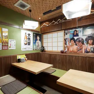 餐厅后方设有一个可容纳六人的下沉式座位区，您可以在那里舒展身体，舒适地放松身心。这个舒适的空间，让您可以放松身心，不必担心周围的环境，非常适合举办中型宴会、家庭聚餐以及与亲密朋友的私密聚会。尽情享用我们餐厅招牌的暖心居酒屋料理，度过一段愉快的时光。