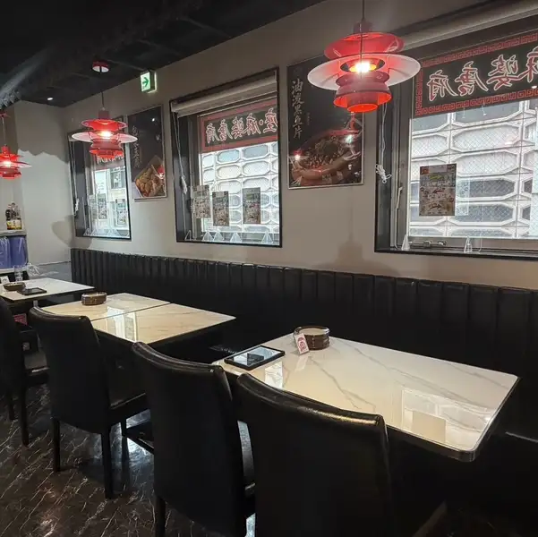 池袋駅アクセス◎それぞれのテーブルは広めの作りとなっており、ボリュームたっぷりのお料理やお酒をゆっくりとお楽しみいただけます。気軽なランチから大小宴会まで大歓迎！