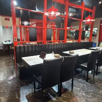 商店後方設有座位區，最多可容納 30 人。雖然這不是私人包廂，但它遠離其他桌子，所以您應該能夠舒適地放鬆身心。