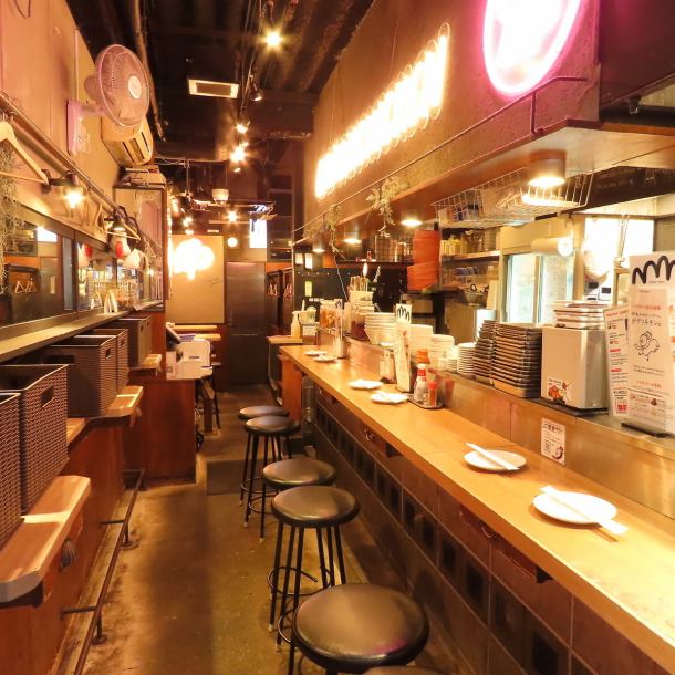 It's very conveniently located, just a 5-minute walk from Sakae Station ♪ The interior of the restaurant has an English bar atmosphere and is always crowded with groups such as girls' parties and joint parties ♪ Of course, solo guests are also welcome!! After work or shopping Would you like a drink on the way home?