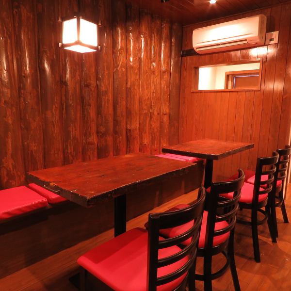 5名様テーブル席が全部で8卓ございます。近日中に店内状況をアップ致しますので、もう少々お待ち下さいませ。