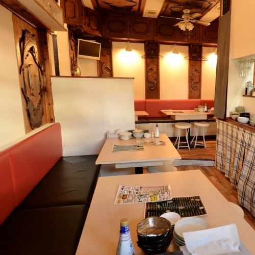 ソファー席もある木目を基調とした落ち着いた店内