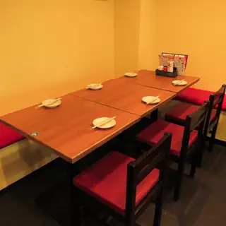 最大6名様までご利用いただけるテーブル席。ご家族でのお食事や急な飲み会にも◎