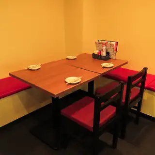 2名～5名様までに少人数向けテーブル席、背もたれ有り！