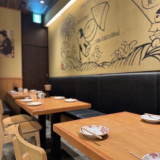 シックで和モダンな雰囲気の店内。壁には可愛らしいイラストもウォールアートも。テーブル席の奥側はソファタイプとなっておりますので、ゆっくり寛いでいただけます。友人や家族と共に、リラックスしたひとときをお過ごしくださいませ。各種シーンに最適なお席となっておりますので、是非ご利用ください。