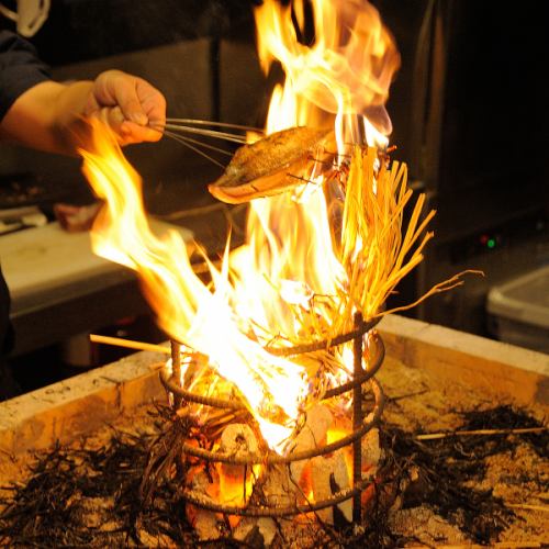 原始焼きや藁焼きで楽しむ、濃厚な食材の旨みと藁の香り