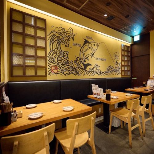 The interior of the store has a chic, Japanese-modern atmosphere.There are cute illustrations and wall art on the walls.The back of the table seats are sofa-style, so you can relax comfortably.Enjoy a relaxing time with friends and family.These seats are perfect for a variety of occasions, so please feel free to use them.