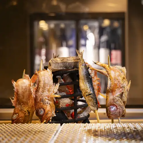 原始焼きや藁焼きで楽しむ、濃厚な食材の旨みと藁の香り