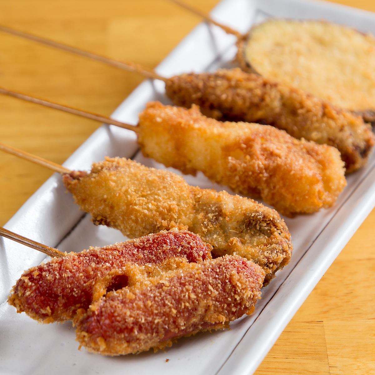 串カツはなんと50種類！牛チーズ巻、ささみしそ串、豚玉ねぎ等◎