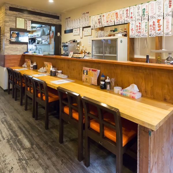 【カウンター席1名様掛け×8席】カウンター席は8席をご用意しており、おひとりさまにもぴったりの環境です。JR東海道本線甲子園口駅南口から徒歩約5分の好立地ですので、お仕事帰りやちょっとした休憩に、気軽に立ち寄っていただけます。温かい雰囲気の中でお食事を堪能できます。