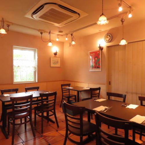 広々とした店内はおしゃれな空間！店内、テラス、半個室合わせ34席
