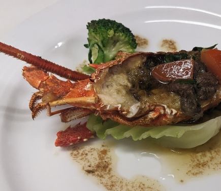 周年纪念套餐：为庆祝美好的周年纪念日，准备了包含日本龙虾和和牛的全套菜肴。