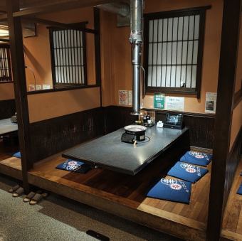 小上がりの座敷席は６名様掛けが４卓あり、広々とお座り頂けます。