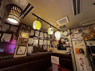 様々な有名人の方や芸人の方、店長の集めたサイン等の楽しめる奥の予約席。お陰様で御予約必須で大変人気がございます。