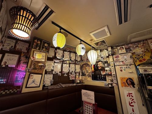 様々な有名人の方や芸人の方、店長の集めたサイン等の楽しめる奥の予約席。お陰様で御予約必須で大変人気がございます。