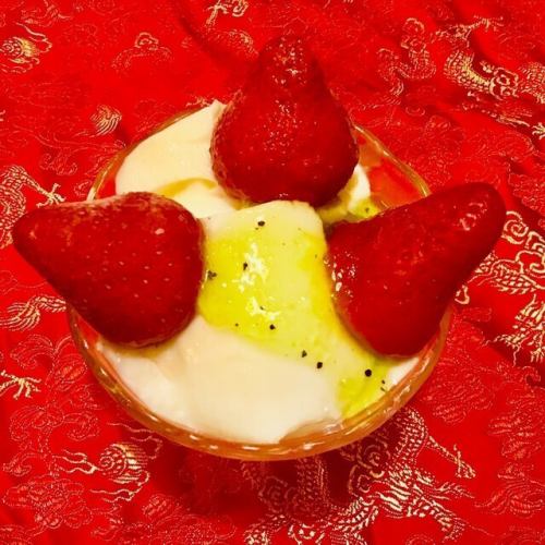 特選杏仁豆腐にいちごミルクアイスを乗せて