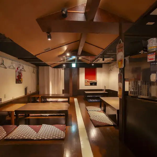 ゆったりとした座敷席で心地よい時間を過ごせる当店。どこか懐かしい雰囲気の中、友人や同僚と共にリラックスして過ごせます。木のぬくもりが心を癒す落ち着いた雰囲気の中で心温まる料理をお楽しみください♪広々とした空間は各種ご宴会はもちろん、ご家族でのご利用にもおすすめ！素敵なひとときをご提供いたします。