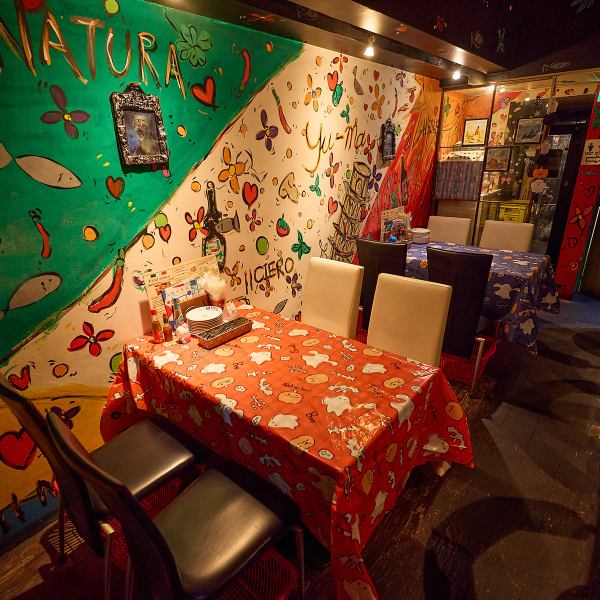 ≪4名テーブル・カウンター≫ テーブル席やカウンター席はデート利用に最適です◎ お連れ様と来店いただければお洒落空間で自慢のイタリアンを楽しめます！