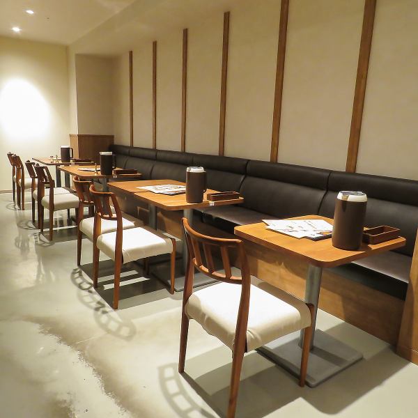 【ゆったりソファーで、本格的なインドカレーを味わう！】心地よいソファーに座って、本格的なインドカレーを満喫できます！お子様メニューもご用意しているので、ママ会やご家族でのご利用にぜひどうぞ★ランチタイムにカレーご注文の方は、ナン・ライスのおかわりが無料です！お得なランチセットがおすすめ◎！