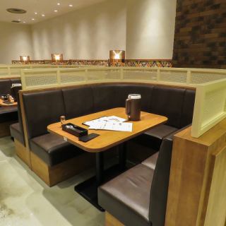 活気あふれる店内で楽しむ☆店内は活気にあふれており、にぎやかな雰囲気が広がっています。明るい空間で、友人や家族と楽しいひとときを過ごすことができます。テーブル席は2～5名様向けにご用意していますので、大切な人と一緒に美味しい料理を楽しんでください☆