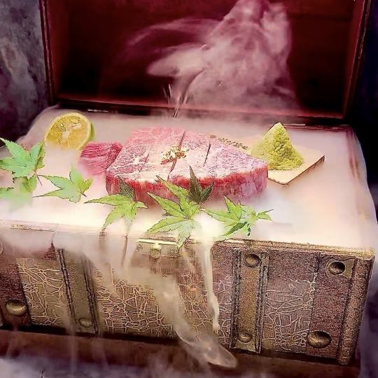 【豪华和牛套餐】精选和牛顶级料理,包含25道菜,价格13,800日元(含税)/另加2,000日元即可畅饮